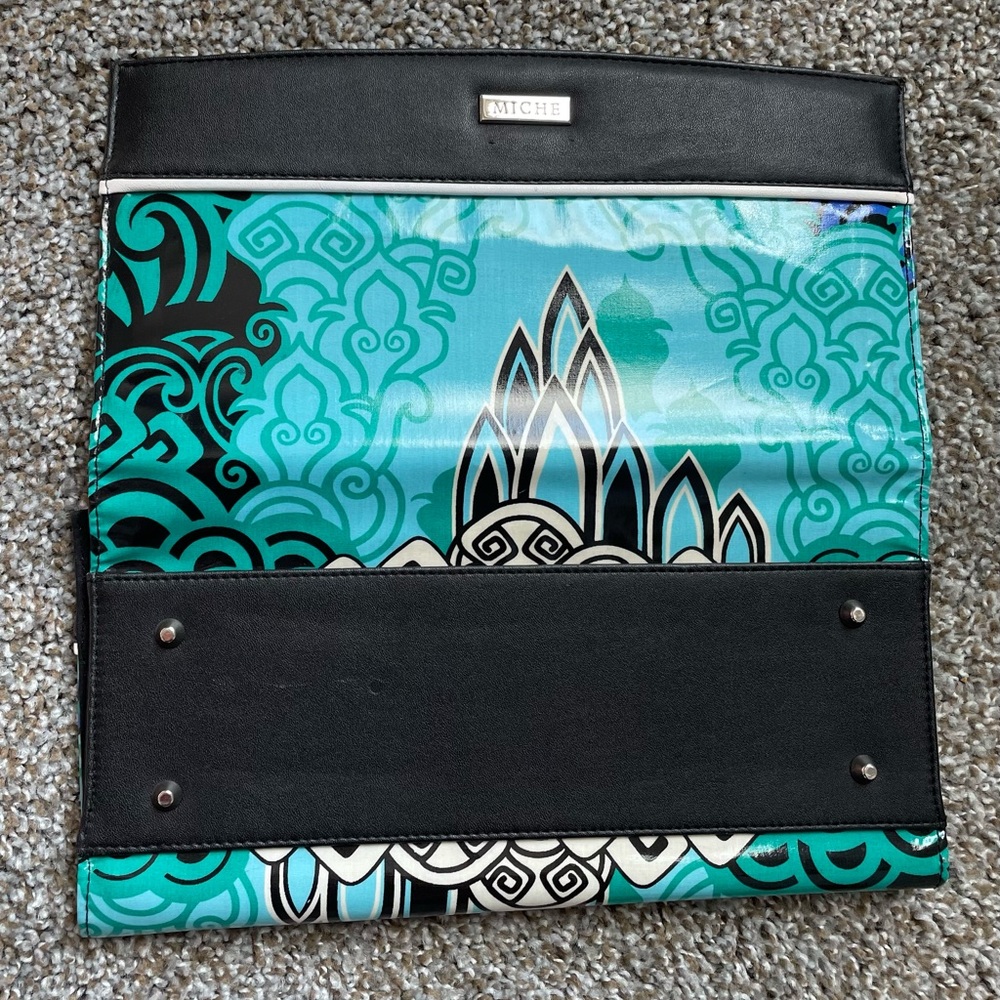 Miche classic shell Jasmine.  This is a brilliant sea blue & black.